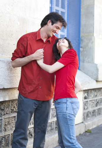 Photo: jeune couple amoureux admiratif jeune couple amoureux admiratif