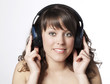 jeune fille souriante écoutant de la musique
