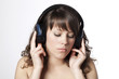 jeune fille écoutant musique au casque