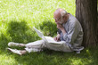 Photo : homme retrait� actif ordinateur ext�rieur