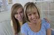 Foto: Smiling portrait of a mother and teenage daughter Smiling portrait of a mother and teenage daughter
