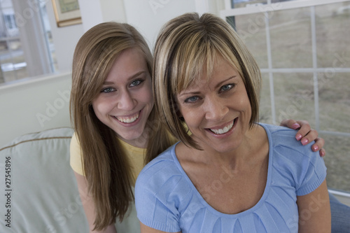 Foto: Smiling portrait of a mother and teenage daughter Smiling portrait of a mother and teenage daughter