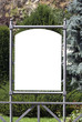 Cartellone pubblicitario bianco con giardino sullo sfondo. Cartellone pubblicitario bianco con giardino sullo sfondo.