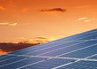Griglia di pannelli fotovoltaici al tramonto Griglia di pannelli fotovoltaici al tramonto