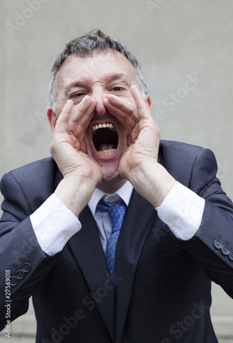 Photo: homme manager criant demandant une augmentation homme manager criant demandant une augmentation