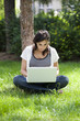 jeune fille studieuse ordinateur portable dehors