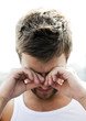 homme se frottant les yeux fatigué aveuglé