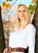 Foto: Beautiful woman posing in the autumn colored park Beautiful woman posing in the autumn colored park