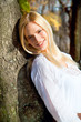Foto: Happy woman posing in the autumn colored park Happy woman posing in the autumn colored park