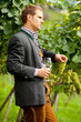 Foto: Weinbauer mit ernstem Gesicht Weinbauer mit ernstem Gesicht