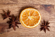 Scheiben von getrockneter Orange und Sternanis
