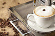 Nahaufnahme einer CappuccinoTasse mit Milchschaum