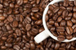 Espresso Tasse voll mit gerösteten Kaffeebohnen