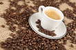Nahaufnahme eines Espresso mit gerösteten Kaffebohnen
