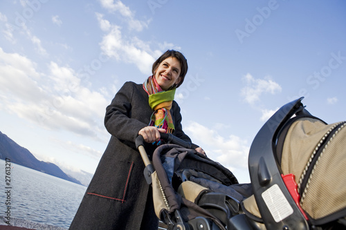 Photo: femme avec une poussette femme avec une poussette