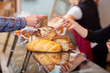 kunde bezahlt in der bäckerei