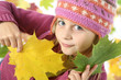 Automne enfant et feuilles