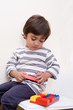 bambino che gioca con le costruzioni