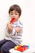 bambino gioca con costruzioni bambino gioca con costruzioni