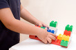 mani di bambino che giocano con le costruzioni mani di bambino che giocano con le costruzioni
