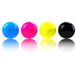CMYK Kugeln spiegelnd auf weissem Grund CMYK Kugeln spiegelnd auf weissem Grund