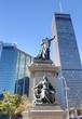 gratte-ciel de montreal et statue gratte-ciel de montreal et statue
