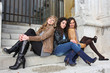 amiche sedute sugli scalini amiche sedute sugli scalini