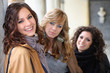 giovane donna con amiche giovane donna con amiche