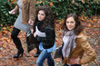 ragazze camminano in autunno ragazze camminano in autunno