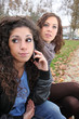 amiche in attesa al telefono amiche in attesa al telefono