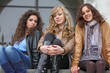 tre ragazze sedute tre ragazze sedute