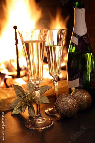 Photo: champagne con bicchieri e caminetto champagne con bicchieri e caminetto
