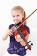 Foto: Little girl playing violin Little girl playing violin