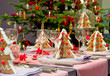 Weihnachtlich gedeckter Esstisch