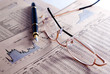 fondo de negocios con graficos,gafas y pluma