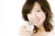 水を飲む女性
