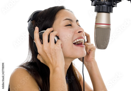 Foto: beautiful woman singing in studio beautiful woman singing in studio