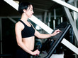 Femme faisant du sport - reglant le tapis de jogging