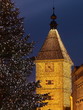 Weihnachtsbaum vor Ledererturm in Wels