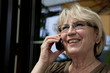 Seniorin telefoniert