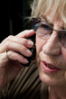 Seniorin telefoniert