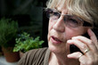 Seniorin telefoniert