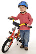Kleines Mädchen mit Kinderrad und Helm