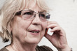 Seniorin telefoniert