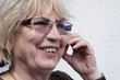 Seniorin telefoniert