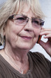 Seniorin telefoniert