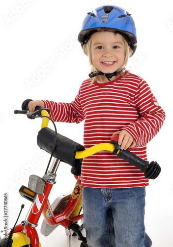 Foto: Kleines Mädchen mit Kinderrad und Helm Kleines Mädchen mit Kinderrad und Helm