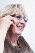 Seniorin telefoniert