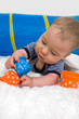 Baby mit Becherchen