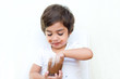 bambino svuota bicchiere di cioccolata bambino svuota bicchiere di cioccolata